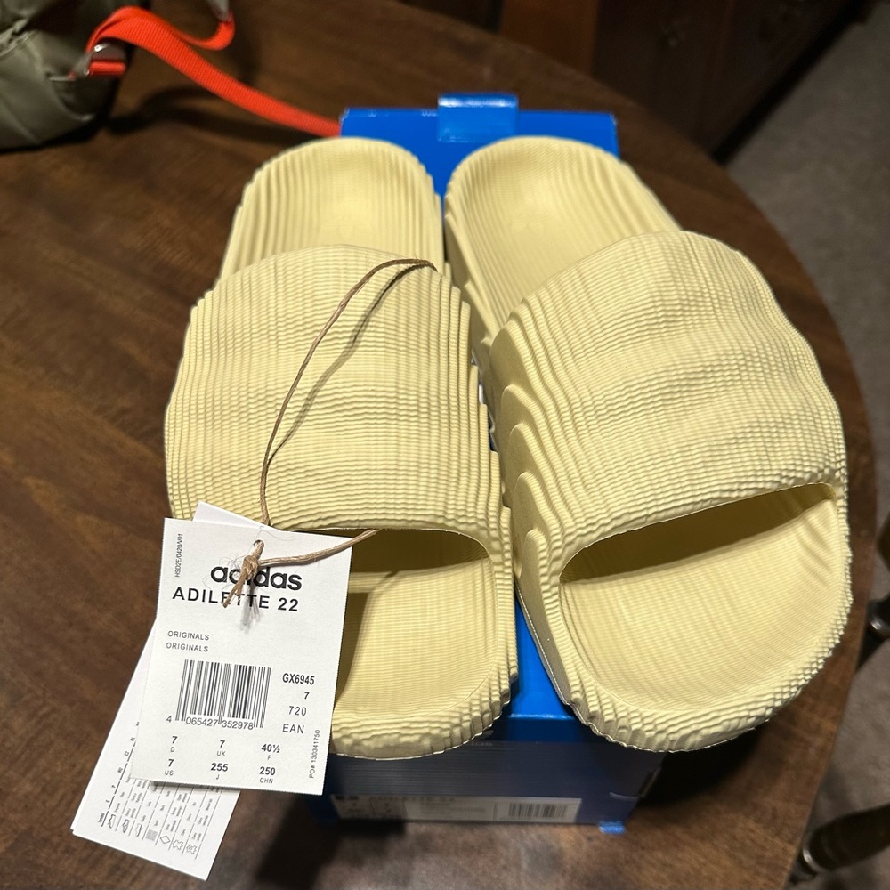 NWT !Adidas Adilette 22 Size 7 Mens